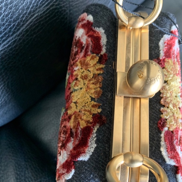 Dolce Gabbana Velv. embroidered Keys/Roses handbag - Picture 7 of 7